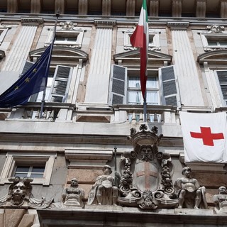 Anche Palazzo Tursi espone la bandiera della Croce Rossa