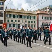 La formazione da parata della Banda Musicale Cittadina di Bolzaneto, inquadrata durante una sfilata per le vie del Centro Storico.