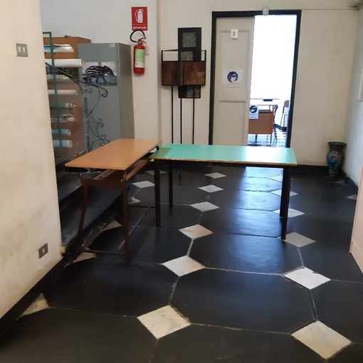 Sestri: classi in disordine e pavimenti sporchi nelle scuole dopo le elezioni, genitori e docenti in subbuglio [FOTO]