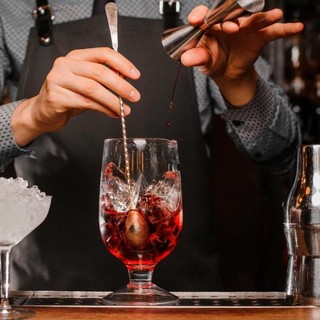 Barman, addetti al turismo e molto altro: i percorsi per formare al lavoro da fine mese in poi