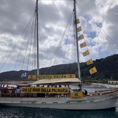 &quot;Giù le mani dalla Palmaria&quot;: blitz della Goletta Verde di Legambiente nelle acque del Golfo della Spezia