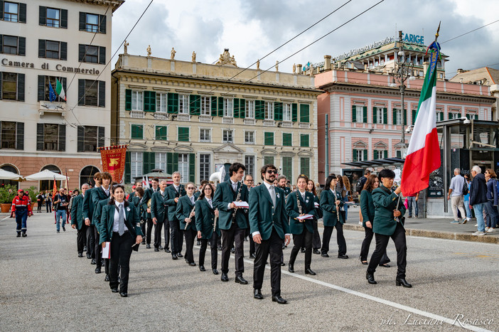 La formazione da parata della Banda Musicale Cittadina di Bolzaneto, inquadrata durante una sfilata per le vie del Centro Storico.