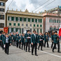 La formazione da parata della Banda Musicale Cittadina di Bolzaneto, inquadrata durante una sfilata per le vie del Centro Storico.