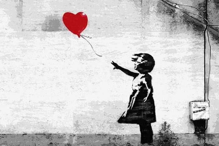 La street art di Banksy torna a Genova: una nuova mostra nell'ex biglietteria della stazione Principe