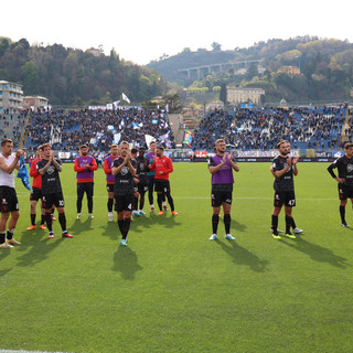 Il Genoa si ferma sul lago: non basta il doppio vantaggio, nel finale il Como riacciuffa il Grifone