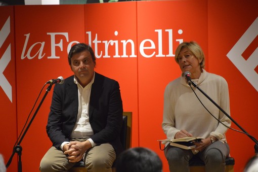 Gli ex ministri Calenda e Pinotti alla &quot;Feltrinelli&quot; di Genova