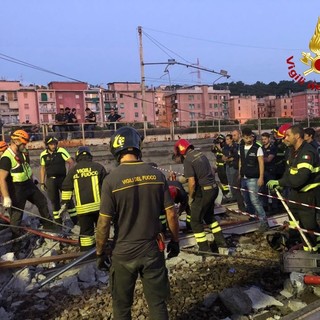 Crollo Ponte Morandi, notte di lavoro per i soccorritori in Val Polcevera