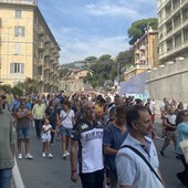 Ponente, tremila in piazza con l’incubo del sindaco-commissario: “Non ci fidiamo di nessuno”