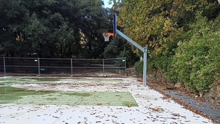 Campo da basket in Villa Doria a Pegli, parte la raccolta firme di chi dice no