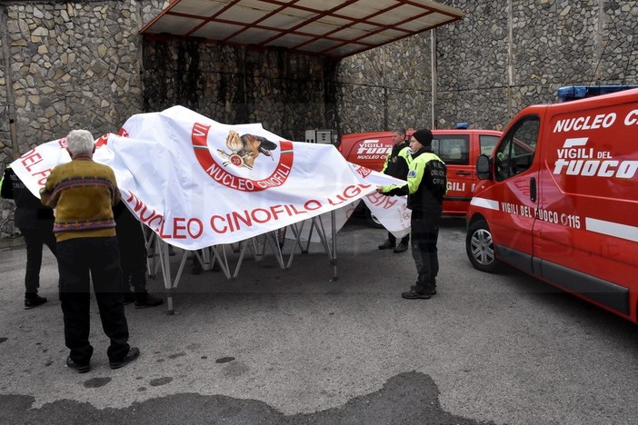 Un gazebo per le unità cinofile dei pompieri che hanno operato sul Morandi