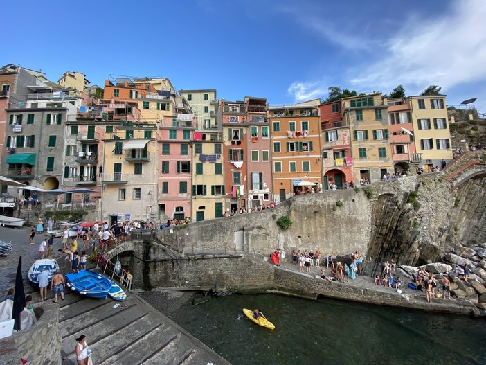 Cinque Terre, la stangata sui treni per turisti non risparmia i cani: pagano dieci volte in più rispetto a prima