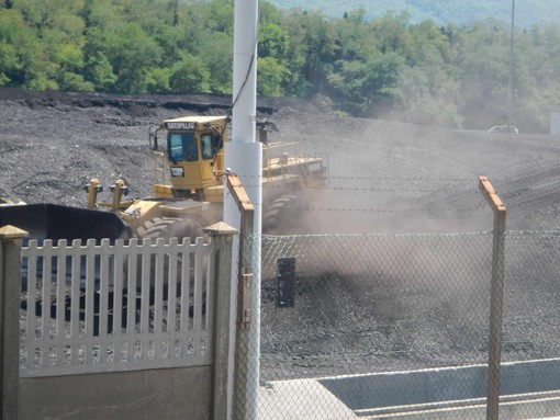 Vado: nuvole di polvere dal carbonile di Tirreno Power? Figurati (speriamo piova)