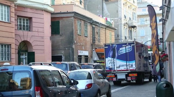 Voltri, cambiano i tempi dei semafori per abbattere le code in via Camozzini