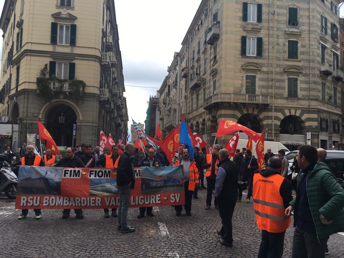 Bombardier, stabilimento di Vado a rischio: corteo per le vie di Savona (FOTO e VIDEO)