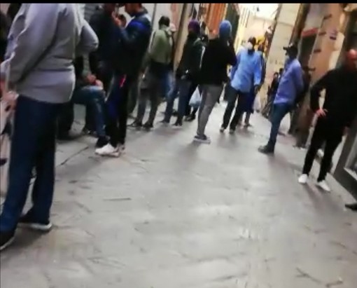 Coronavirus: in via del Campo assembramenti e &quot;struscio&quot; in barba ai divieti (VIDEO)