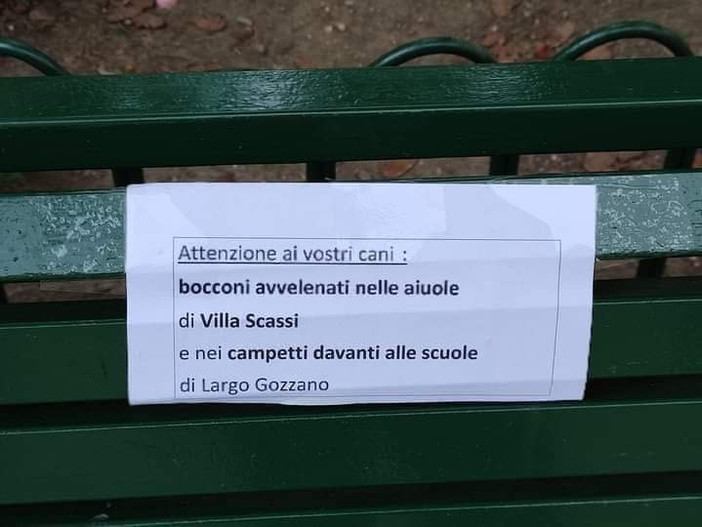 Bocconi avvelenati per uccidere i cani, l’allarme a Sampierdarena scatta con cartelli sulle panchine nei parchi