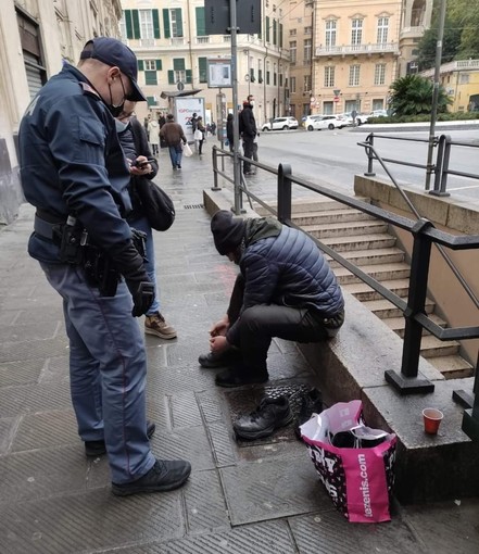 Centro Storico, Poliziotti chiedono i documenti ad un clochard e gli regalano anfibi e scarpe da ginnastica