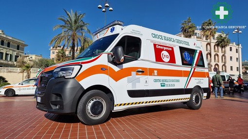 A Boccadasse il taglio del nastro per la nuova ambulanza della Croce Bianca Genovese (Foto e Video)