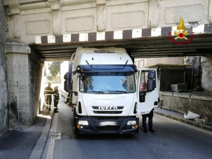 Camion incastrato sotto cavalcavia a Quarto: intervento dei Vigili del Fuoco