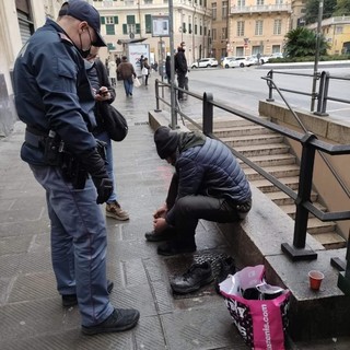 Centro Storico, Poliziotti chiedono i documenti ad un clochard e gli regalano anfibi e scarpe da ginnastica