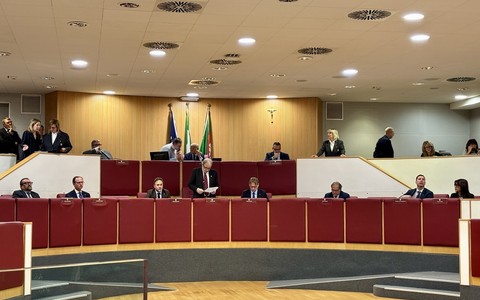 Regione, Bucci presenta il programma e perde le staffe con l’opposizione: “Siete violenti, non conoscete la democrazia”