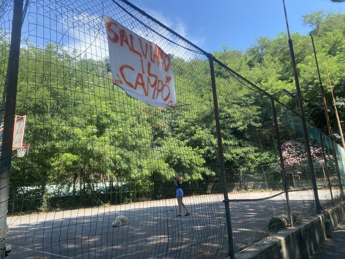 Pegli, spunta un parcheggio al posto del campo da basket. E i cittadini si ribellano