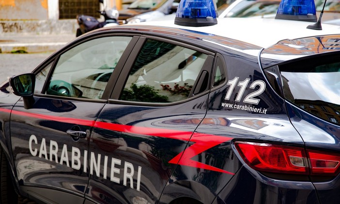 Impenna davanti ai Carabinieri e scappa contromano passando sui marciapiedi: Youtuber arrestato a Genova