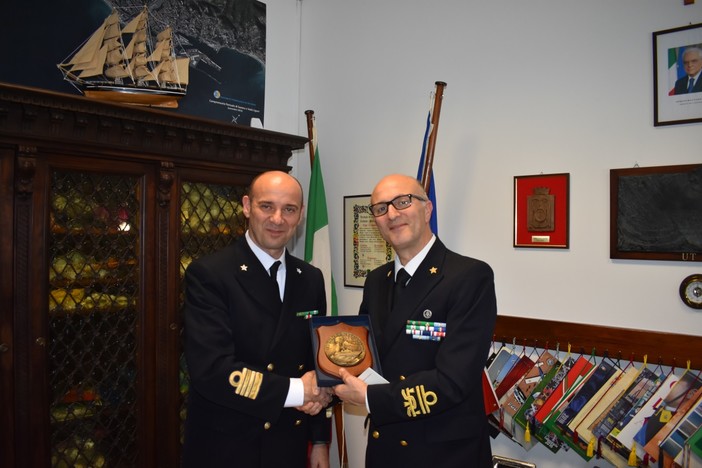 L'Ammiraglio Ispettore Carlone visita la Capitaneria di Porto di Savona