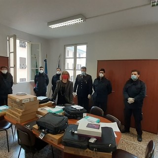 Didattica a distanza: i carabinieri consegnano 40 tablet agli studenti dell'Istituto Comprensivo Voltri 1