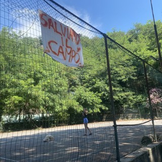 Pegli, spunta un parcheggio al posto del campo da basket. E i cittadini si ribellano