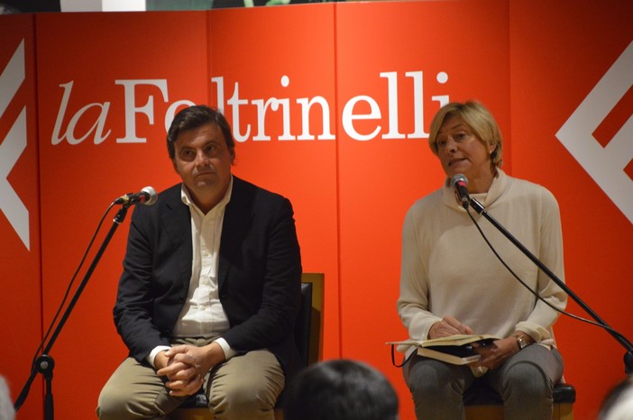 Gli ex ministri Calenda e Pinotti alla &quot;Feltrinelli&quot; di Genova