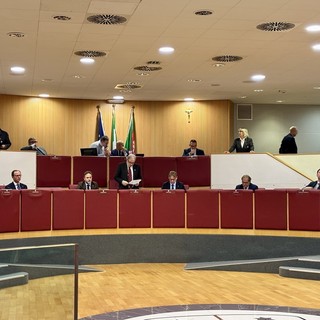 Regione, Bucci presenta il programma e perde le staffe con l’opposizione: “Siete violenti, non conoscete la democrazia”