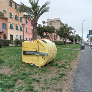 Maltempo, a Quinto il vento forte ribalta i bidoni della spazzatura