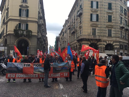 Bombardier, stabilimento di Vado a rischio: corteo per le vie di Savona (FOTO e VIDEO)