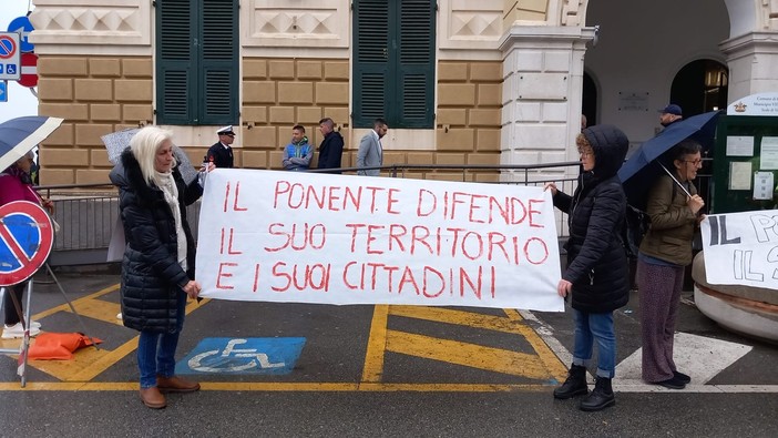 Cassoni a Pra’, a Ponente riesplode la rabbia: “Siamo di nuovo pronti alla piazza”