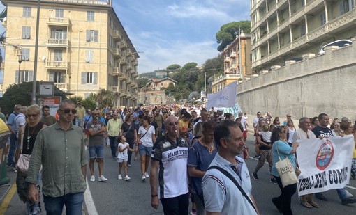 Ponente, tremila in piazza con l’incubo del sindaco-commissario: “Non ci fidiamo di nessuno”