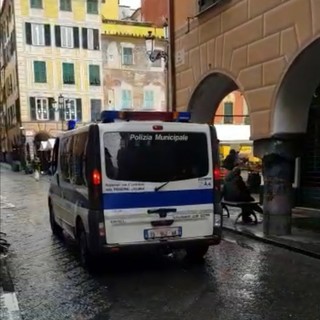 Coronavirus, Chiavari: polizia locale col megafono invita a non uscire (VIDEO)