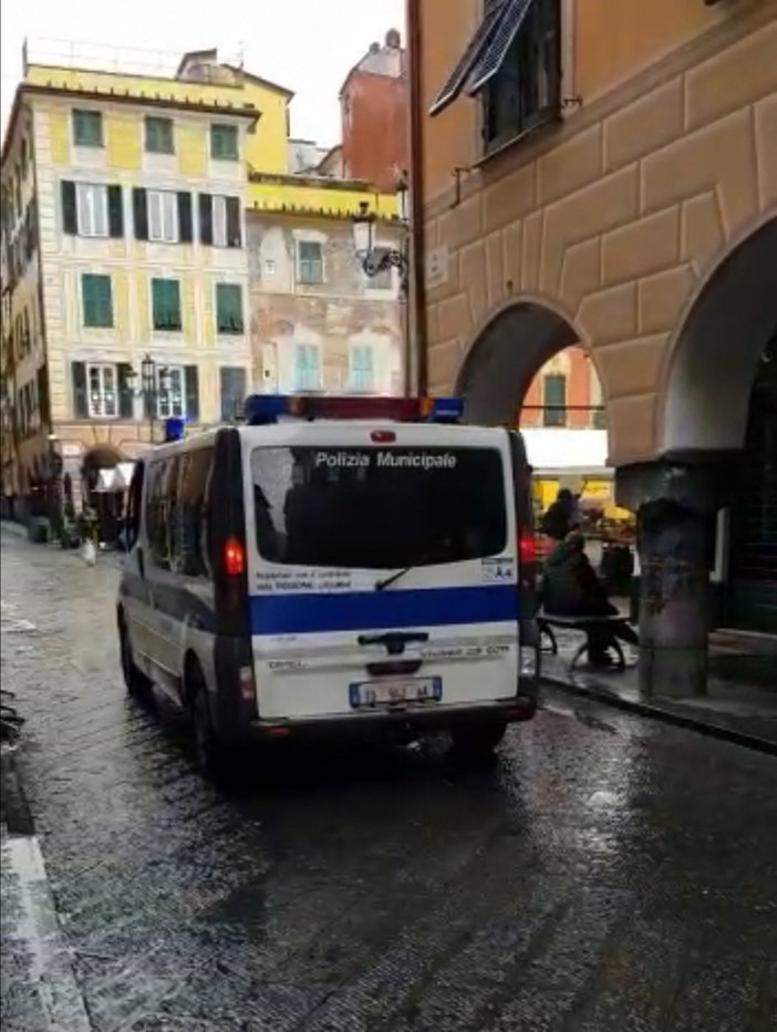 Coronavirus, Chiavari: polizia locale col megafono invita a non uscire (VIDEO)