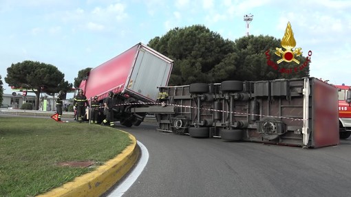 Cornigliano: autotreno si ribalta, l'intervento dei Vigili del Fuoco (VIDEO)