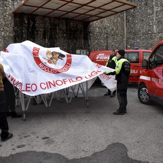 Un gazebo per le unità cinofile dei pompieri che hanno operato sul Morandi