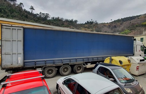 Pegli, i tormenti di via Cassanello alta fra traffico, inquinamento e degrado