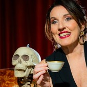 “Death Cafè”, al Teatro della Tosse lo spettacolo dal podcast di Marina Minetti