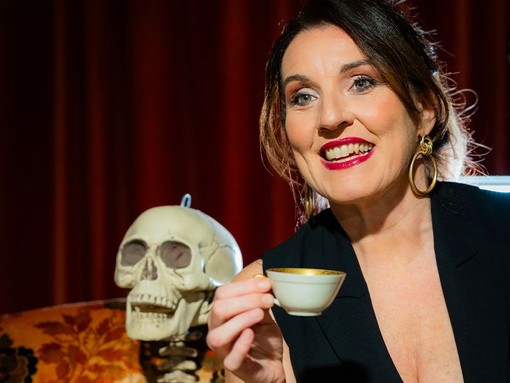 “Death Cafè”, al Teatro della Tosse lo spettacolo dal podcast di Marina Minetti