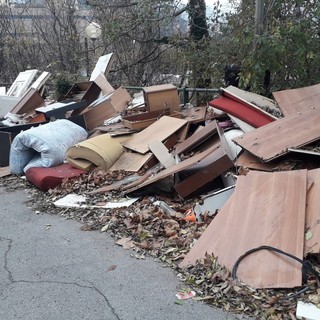 Bolzaneto: elettrodomestici e mobilio nella discarica abusiva di Via Albisola