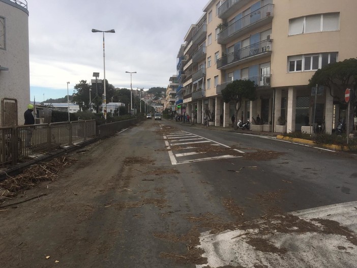 Albissola Marina in ginocchio dopo la mareggiata, il sindaco Nasuti: &quot;Una nottata che non è mai finita&quot; (FOTO e VIDEO)