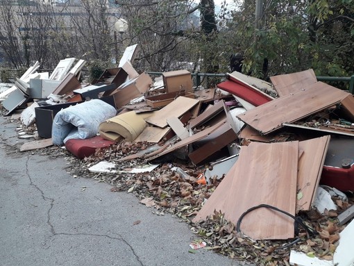 Bolzaneto: elettrodomestici e mobilio nella discarica abusiva di Via Albisola