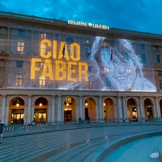 Regione Liguria ricorda Fabrizio De André sullo schermo di piazza De Ferrari