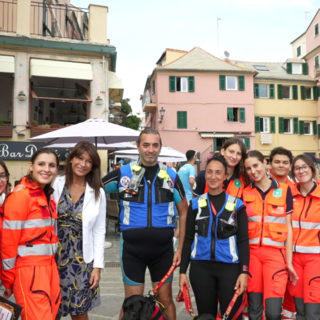 Boccadasse, inaugurato il nuovo defibrillatore con esercitazione in mare (foto e video)