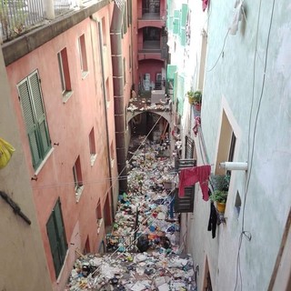 Centro Storico: una discarica in Via Prè