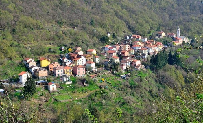 Davagna, finisce con la macchina giù per scarpata, guidatrice incolume